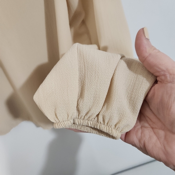 Elegant Cream Women's Top, Size 2 - Picture 3 of 6